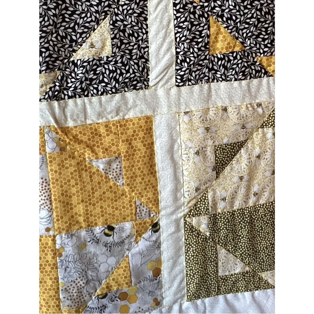 NWT. Hand Crafted Star Bees Quilt